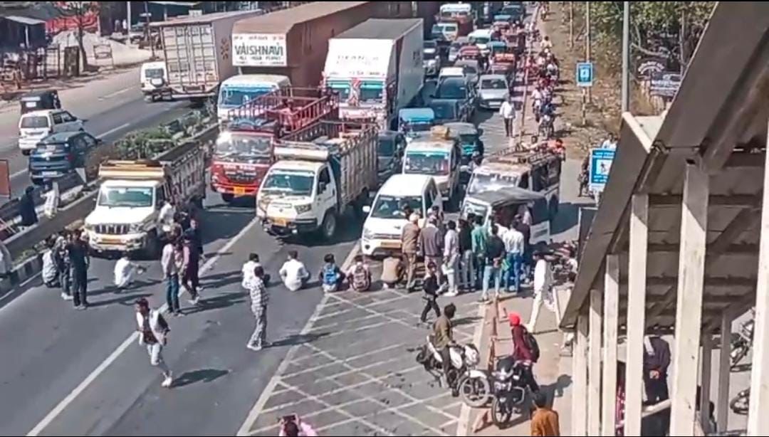 परीक्षा में लेट पहुंचे छात्र, बंद मिला गेट, छूटी परीक्षा तो गुस्से में सड़क में दिया धरना, काटा बबाल 