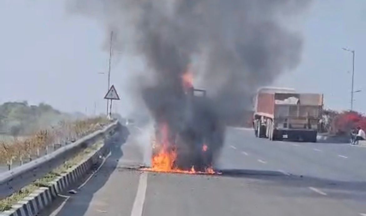 चलती मैजिक बनी आग का गोला, चालक की सूझबूझ से 15 यात्री सुरक्षित