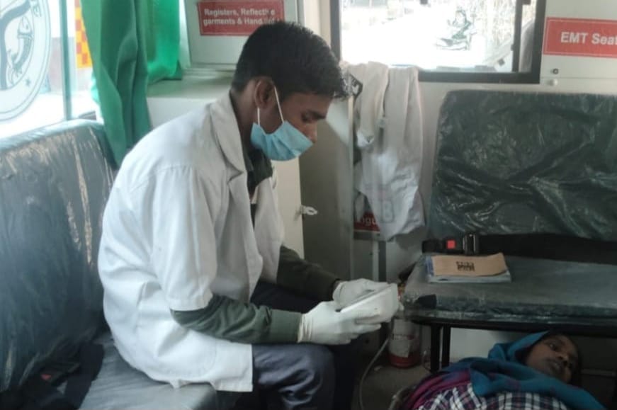 एम्बुलेन्स की मदद से गर्भवती महिला को पहुंचाया अस्पताल 