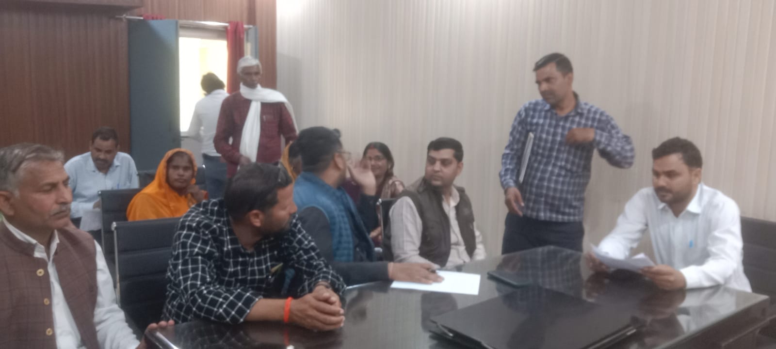 मानदेय को लेकर रोजगार सेवकों ने दिया ज्ञापन