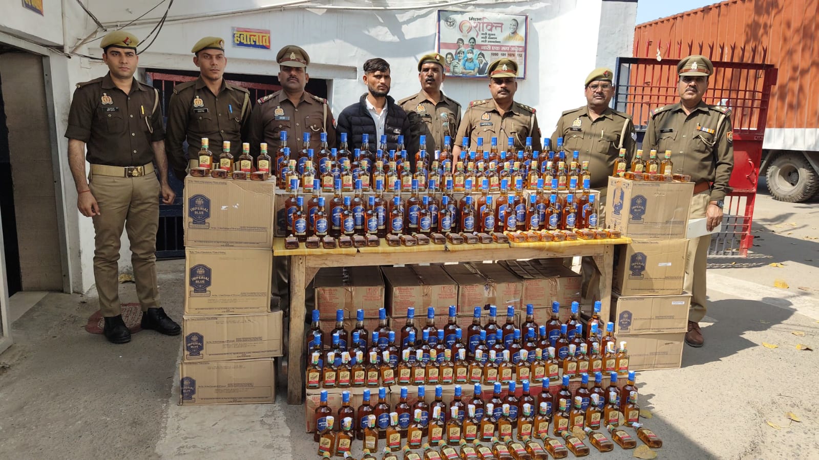 फिरोजाबाद: थाना रसूलपुर में अंतर्राज्यीय शराब तस्कर गिरफ्तार