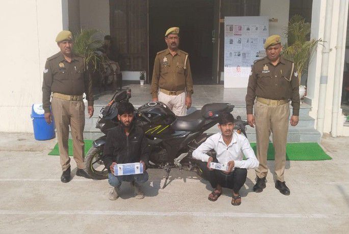 लूट के दो आरोपी मोबाइल, बाइक और तमंचे सहित गिरफ्तार