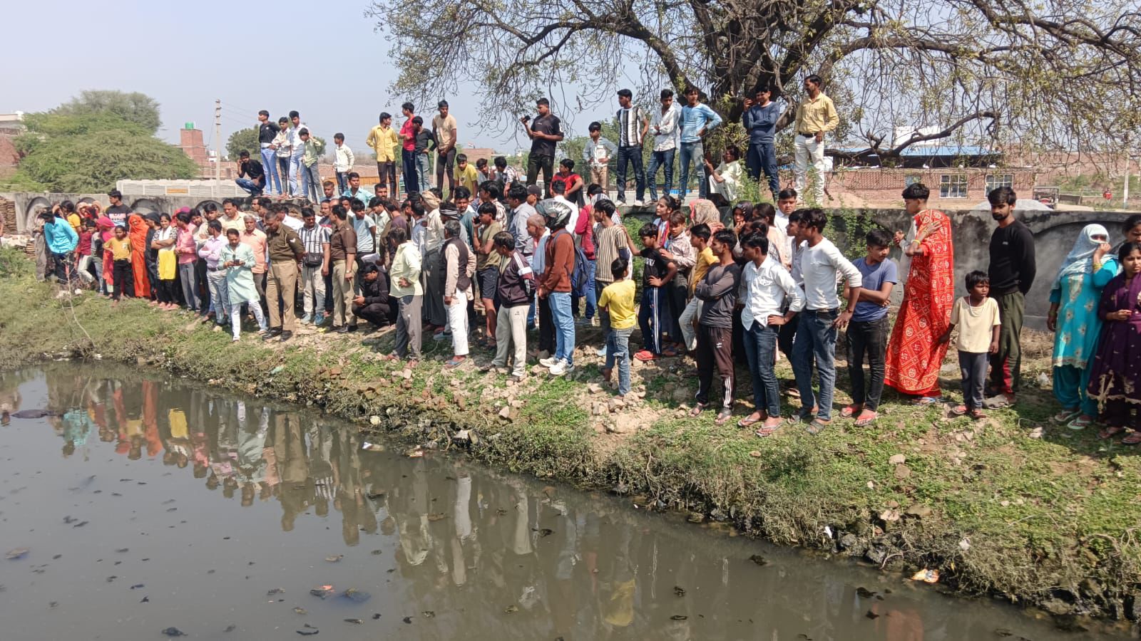 नाले से अज्ञात युवक का शव बरामद, जांच शुरू