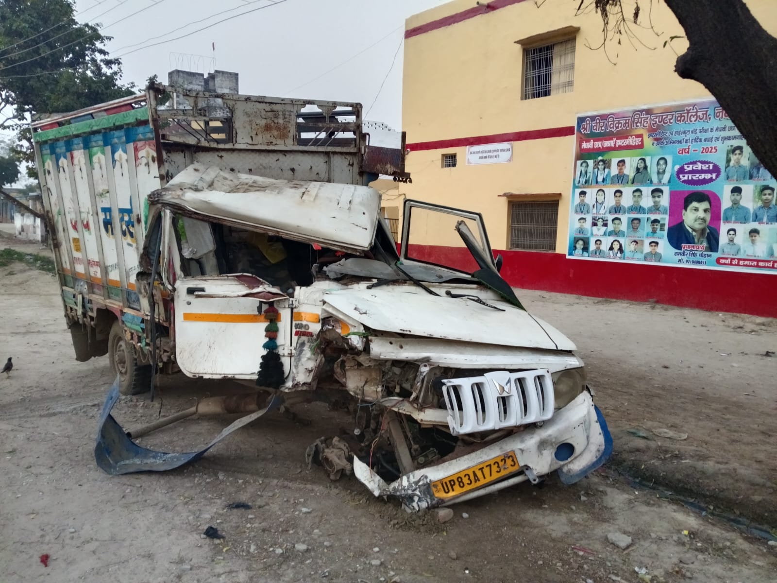 ट्रक की टक्कर से मैक्स सवार पति-पत्नी घायल