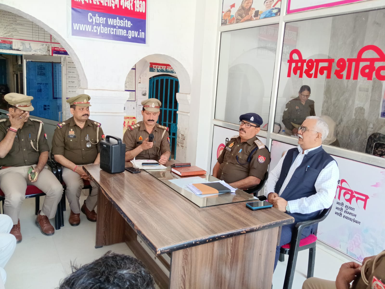 जसराना सीओ बोले यदि रंग अच्छा नहीं लगता तो घर से बाहर नहीं निकले 