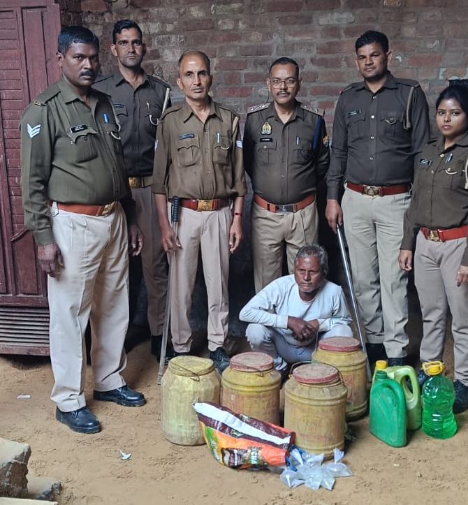 आबकारी टीम की छापेमारी, 45 लीटर कच्ची शराब बरामद