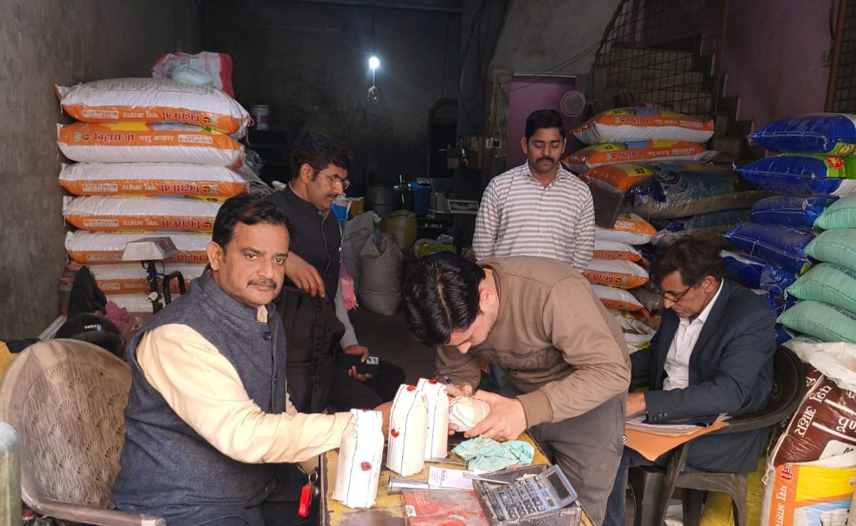 खाद्य विभाग की बड़ी कार्रवाई, मुरादाबाद मंडी में खजूर की संदिग्ध पैकेजिंग का खुलासा