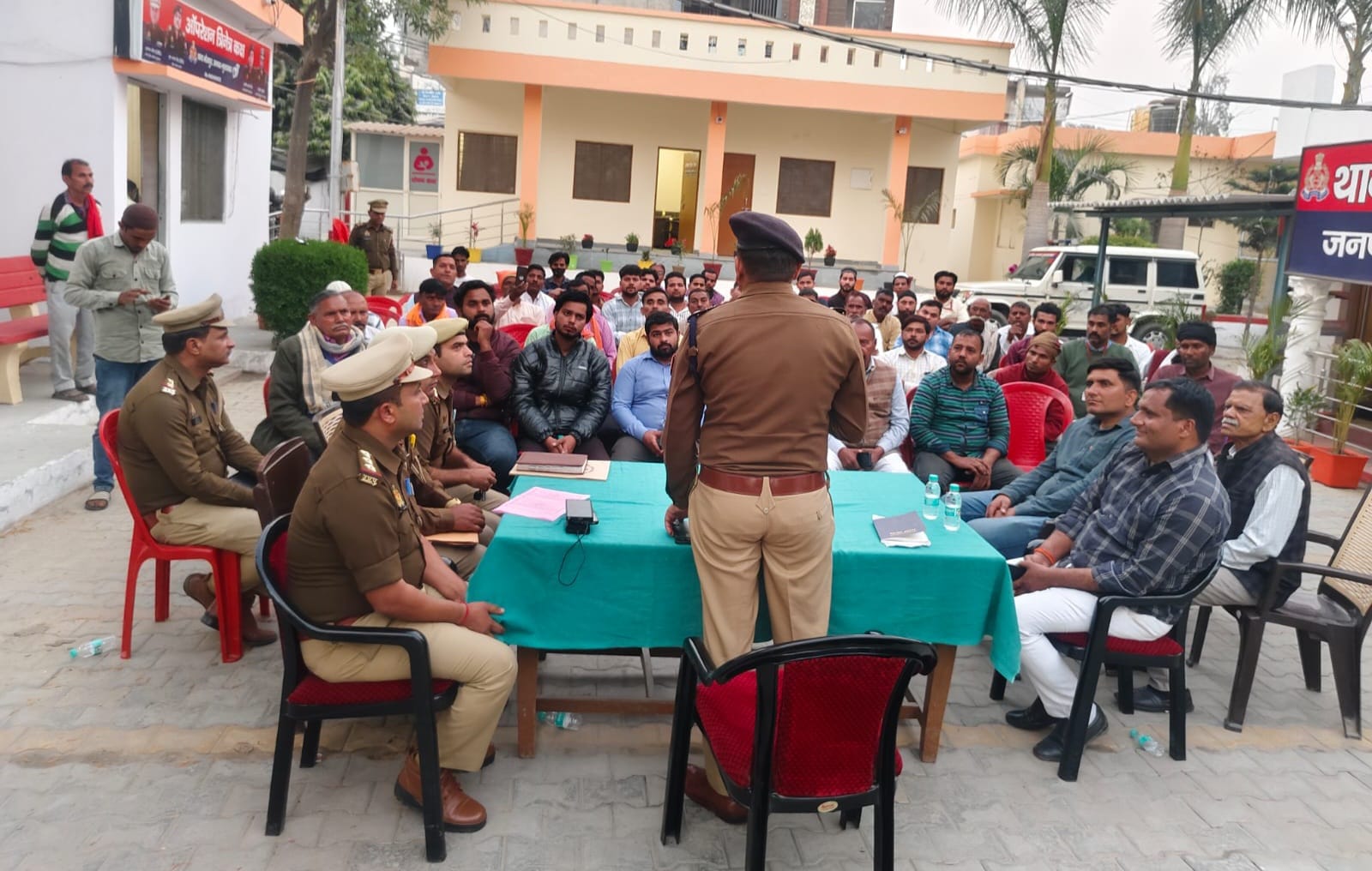 भोजपुर थाना परिसर में आगामी पर्व को लेकर डीजे संचालकों के साथ शान्ति समिति की बैठक आयोजित