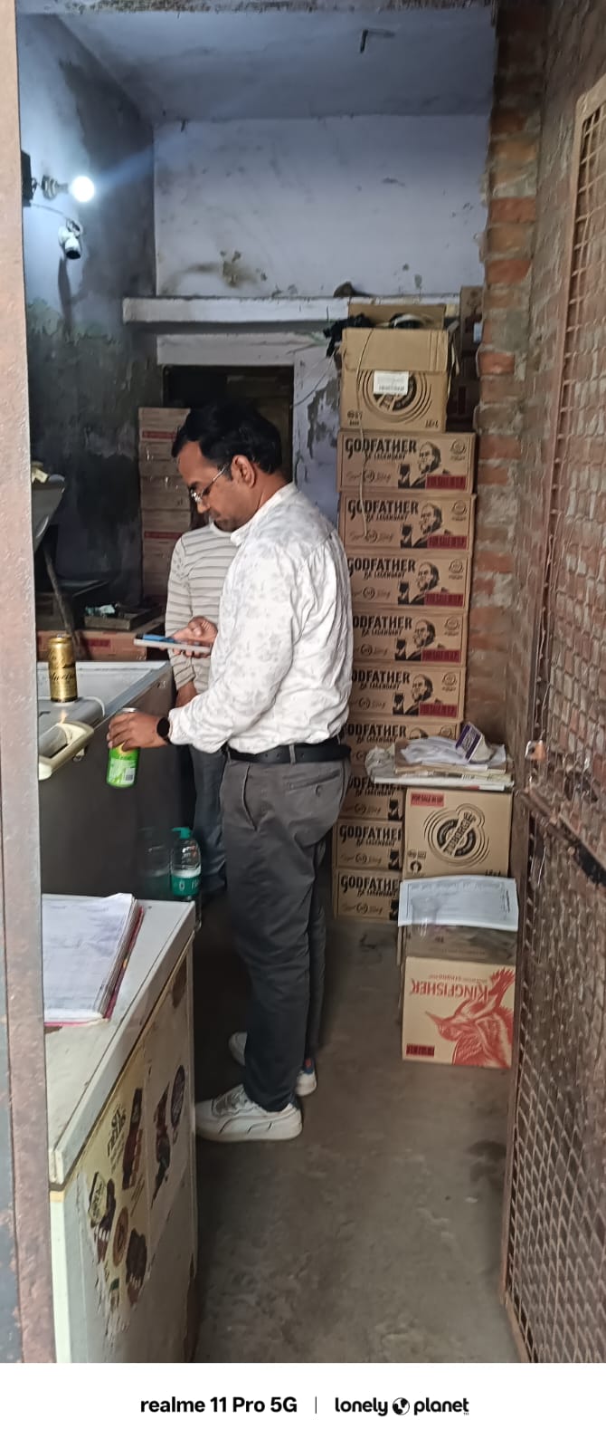 होली के मौके पर शराब की गुणवत्ता चैक करने निकले अधिकारी