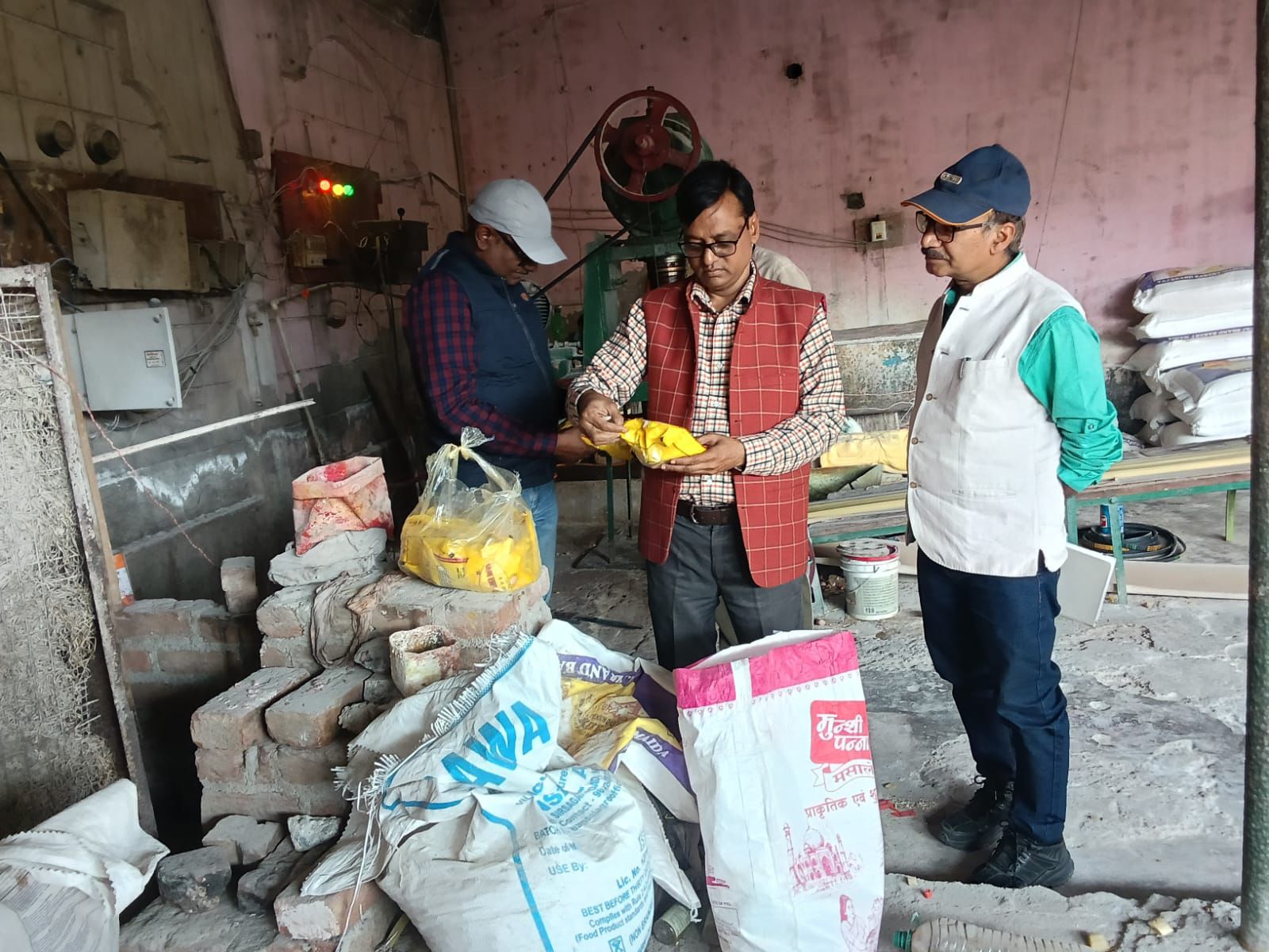 होली से पहले मिलावटखोरों पर शिकंजा, कई दुकानों से नमूने लिए