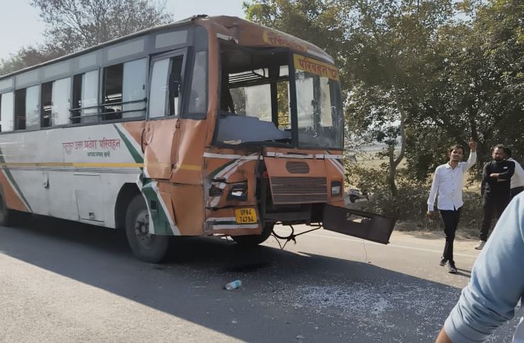 ट्रक में घुसी सैफई डिपो की बस; चालक समेत तीन घायल