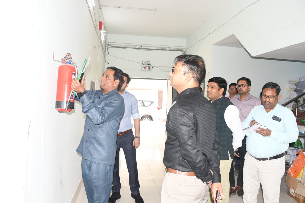 जिलाधिकारी ने किया ईवीएम/वीवीपैट का मासिक निरीक्षण