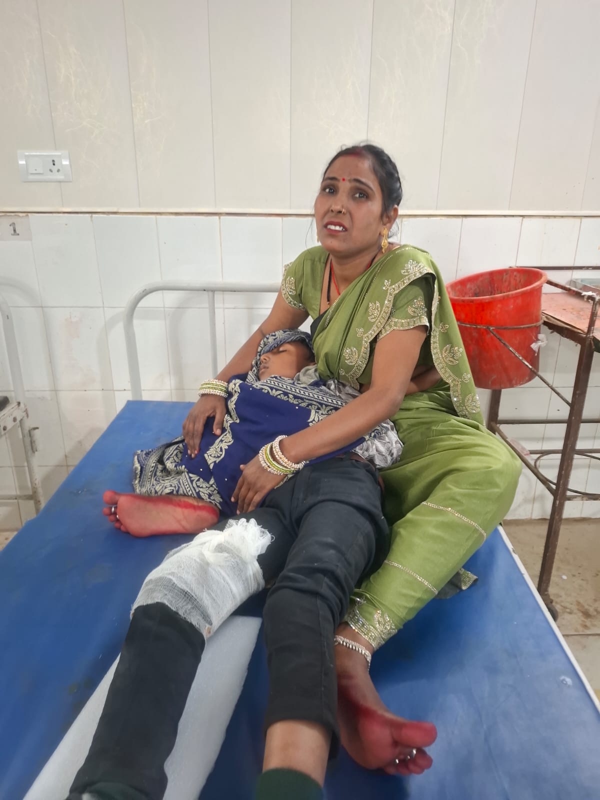 एक बाइक ने मारी दूसरी बाइक में टक्कर, महिला और उसका भांजा हुए घायल