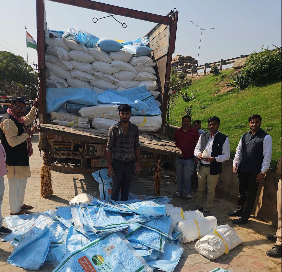खाद की हेराफेरी का भंडाफोड़, ट्रक समेत भारी मात्रा में उर्वरक जब्त
