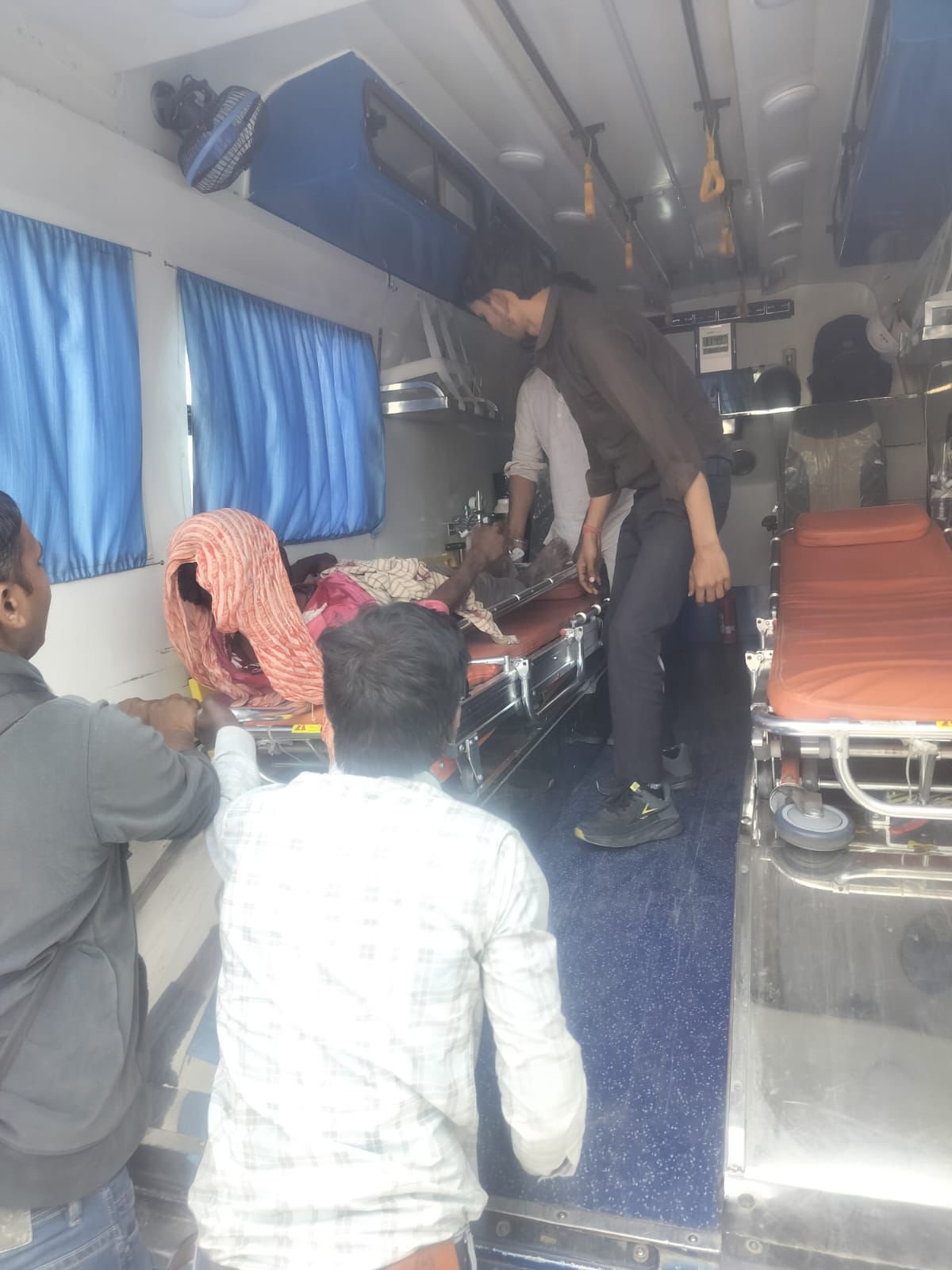 फिरोजाबाद हाईवे पर बाइक फिसली, युवक गंभीर घायल