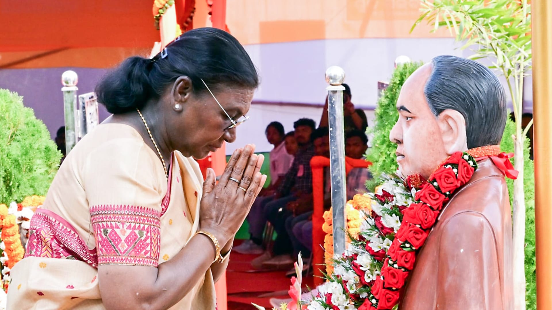 पैतृक गांव के दौरे के दौरान भावुक हुईं राष्ट्रपति मुर्मू, सिमिलिपाल जंगल में बिताएंगी रात