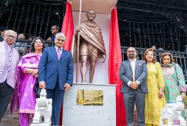 भारतीय राजदूत रावत ने हांगकांग के इंडिया क्लब में महात्मा गांधी की प्रतिमा का अनावरण किया