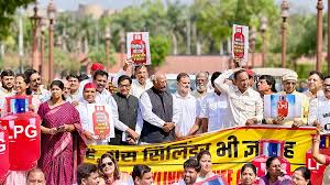 एलपीजी संकट: विपक्षी सांसदों ने संसद परिसर में प्रदर्शन किया