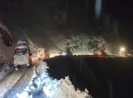 किश्तवाड़ में भारी बर्फबारी के बीच भूस्खलन में एक व्यक्ति की मौत, 235 लोगों को बचाया गया