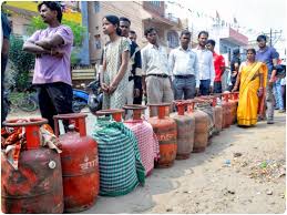 देश में एलपीजी सिलेंडर के लिए लाइनें क्या विपक्ष के कहने पर लगी हैं : कांग्रेस ने सरकार से पूछा