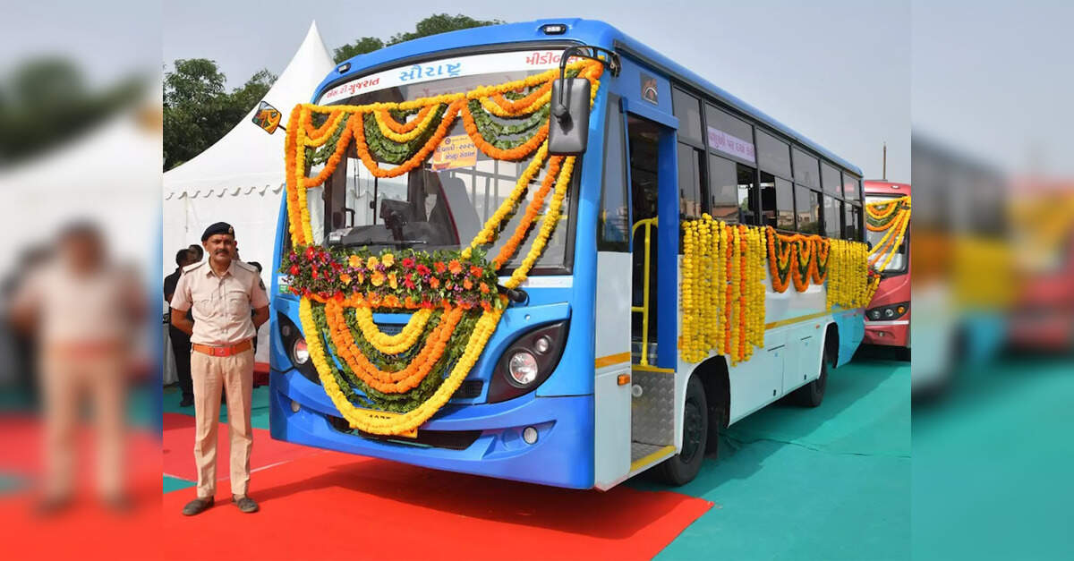गुजरात के मुख्यमंत्री ने 182 नयी बसों को हरी झंडी दिखाकर रवाना किया