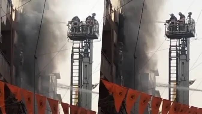 पालम में बहुमंजिला इमारत में लगी भीषण आग, तीन बच्चों सहित एक ही परिवार के सात लोगों की मौत