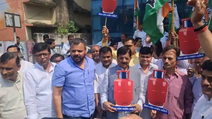 बिहार: एलपीजी की किल्लत और बढ़ती कीमतों के खिलाफ पटना में कांग्रेस का प्रदर्शन