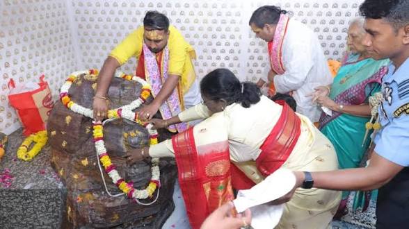 राष्ट्रपति द्रौपदी मुर्मू ने गोवर्धन के दानघाटी मंदिर में की पूजा-अर्चना