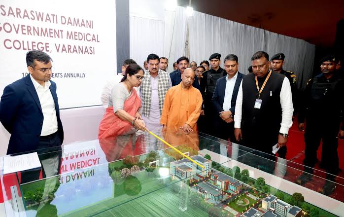 आदित्यनाथ ने वाराणसी में सड़क निर्माण परियोजना एवं पुलिस संग्रहालय का स्थलीय निरीक्षण किया