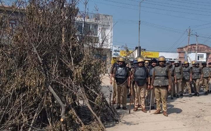 होली पर्व को लेकर पुलिस ने किया पैदल मार्च, दहन स्थलों का किया निरीक्षण 