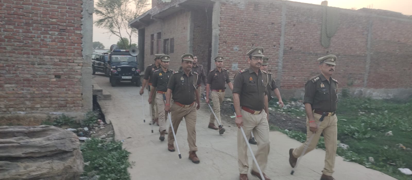 खैरगढ़ कस्बे में होली पर्व को लेकर पुलिस ने निकाला फ्लैग मार्च