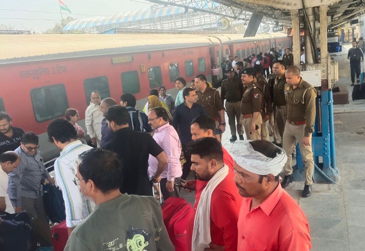 होली से पहले टूंडला रेलवे स्टेशन पर आरपीएफ-जीआरपी की संयुक्त चेकिंग