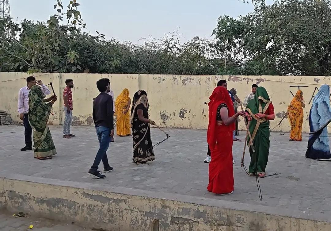 चुल्हावली में 100 वर्षों पुरानी पहनामार (लठमार) होली हर्षोल्लास के साथ संपन्न