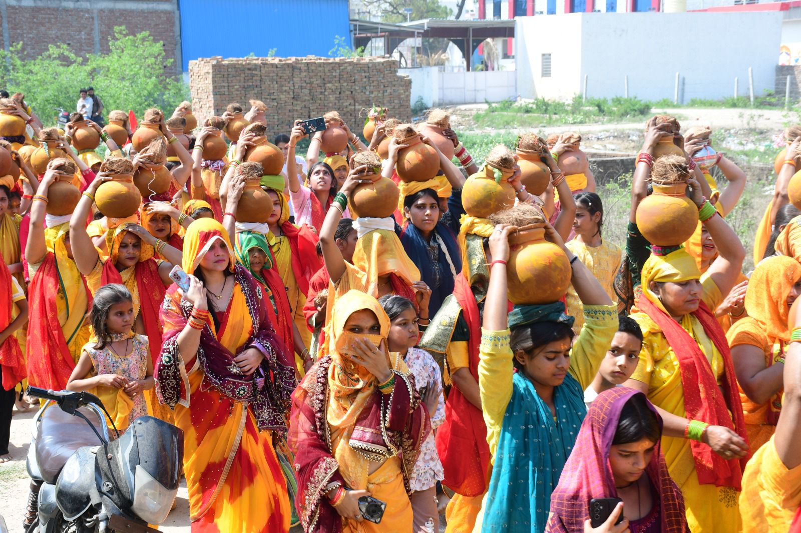 भव्य कलश यात्रा के साथ श्रीमद् भागवत कथा का शुभारंभ, 111 महिलाओं ने उठाया कलश 