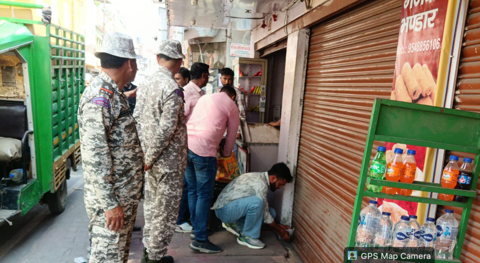 नगर निगम का कुर्की अभियान तेज, बकाया गृहकर-जलकर पर कई दुकानों पर चली सीलिंग कार्रवाई