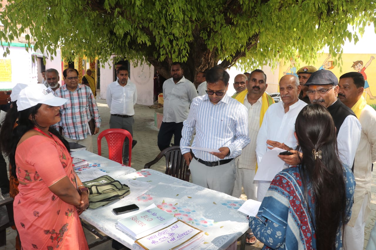रोल प्रेक्षक नागेंद्र प्रताप ने किया उच्च प्रा० वि० नागऊ स्थित बूथ संख्या-292, 293 का औचक निरीक्षण 