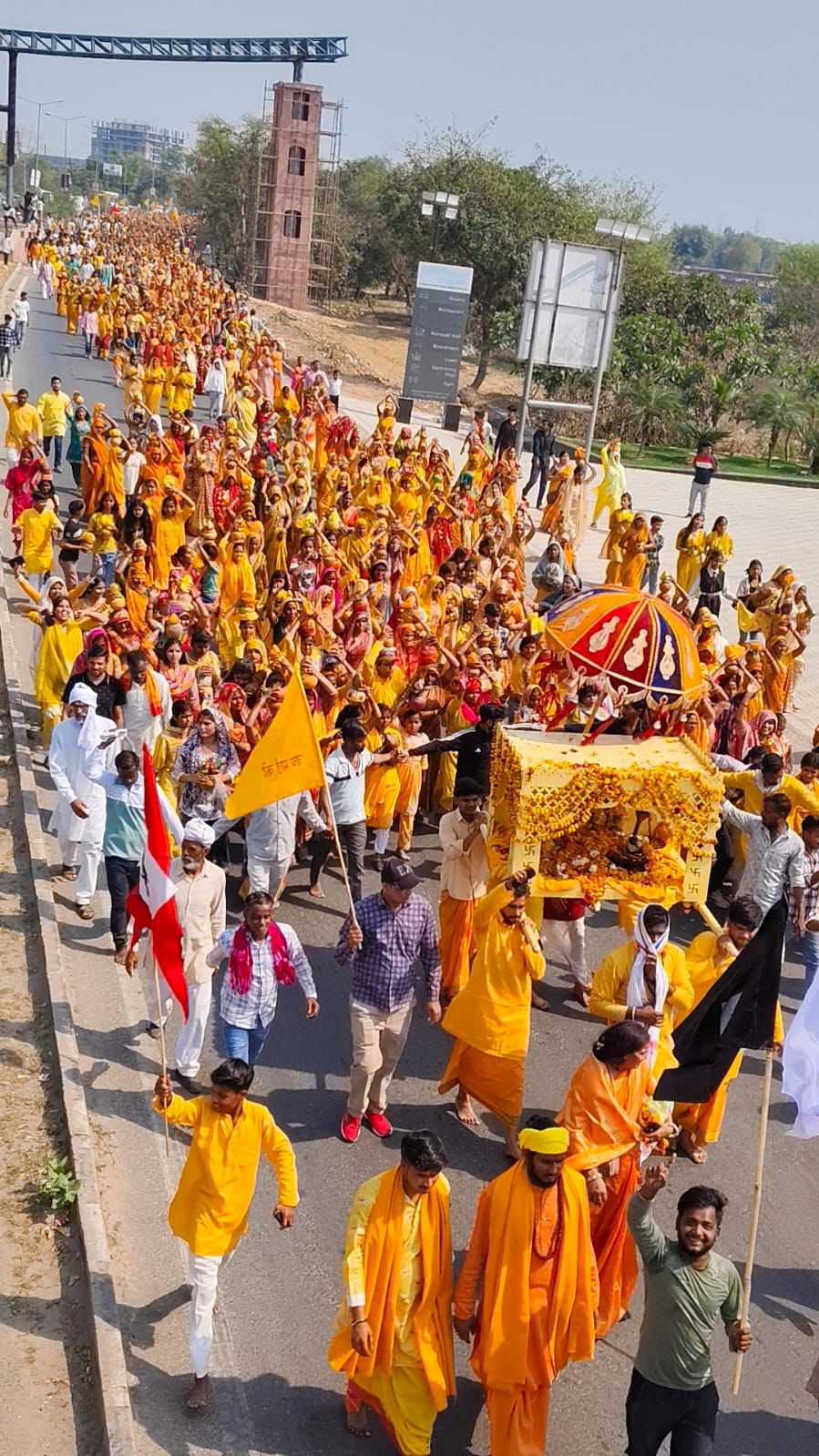1108 कुंडीय मृत्युंजय मां पीतांबरा महायज्ञ कलश यात्रा में उमड़ा महासैलाब 