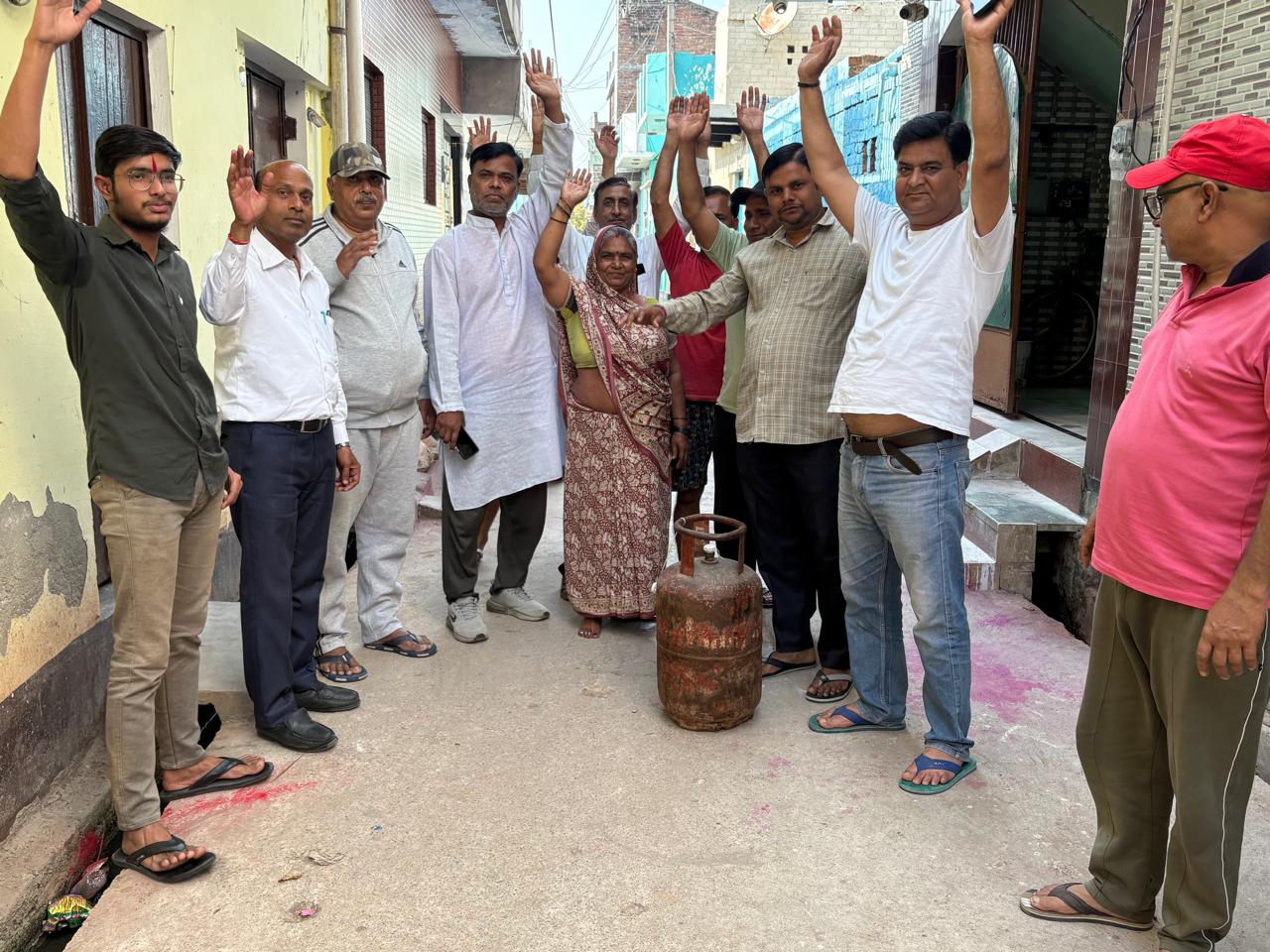 गैस सिलेंडर की बड़ी कीमतों का सपा नेताओं ने किया विरोध 