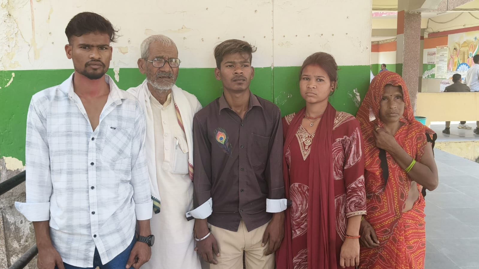 न्याय की आस लेकर संपूर्ण समाधान दिवस में डीएम से महिला ने की शिकायत 