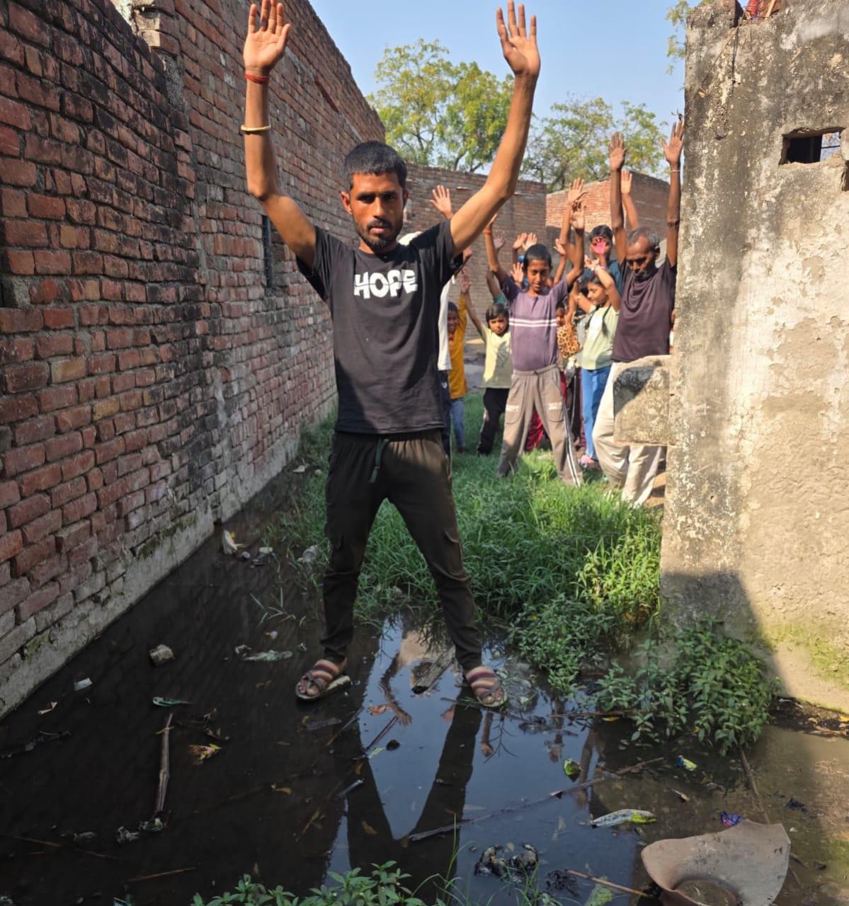 घरों में भर रहा तालाबका गंदा पानी लोगों के लिए बना मुसीबत