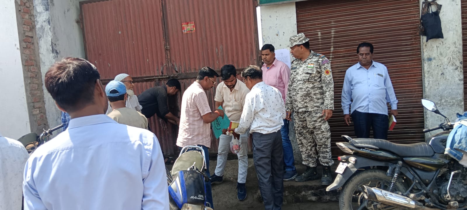 नगर निगम की बड़ी कार्रवाई: 21 दुकानों पर सीलिंग, 24 लाख की वसूली