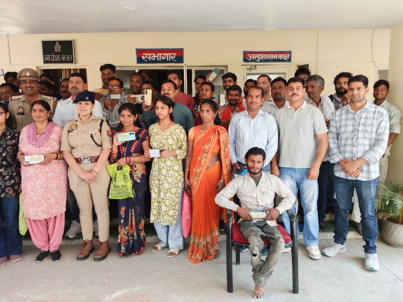 फिरोजाबाद पुलिस ने 60 गुम मोबाइल बरामद कर मालिकों को सौंपे