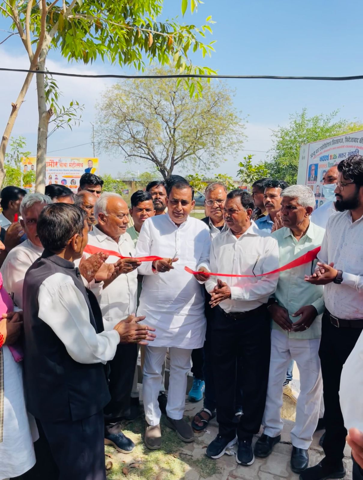 विधायक सर्वेश यादव ने तहसील परिसर में इंटरलॉकिंग कार्य का फीता काटकर किया उद्घाटन 