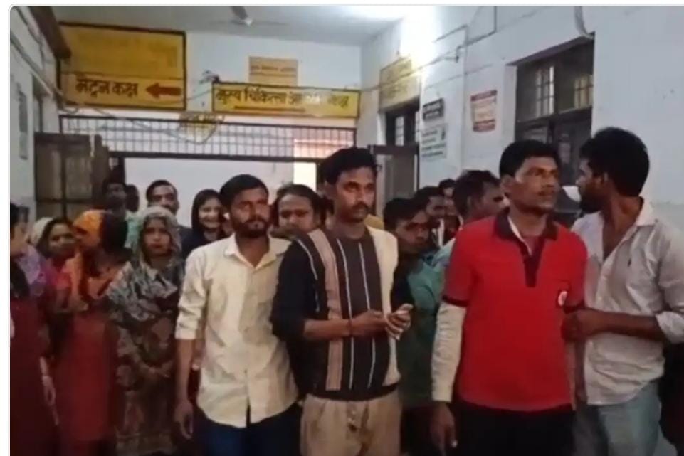 वेतन वृद्धि की मांग को लेकर मेडिकल कॉलेज के सफाईकर्मी हड़ताल पर, चरमराई व्यवस्था