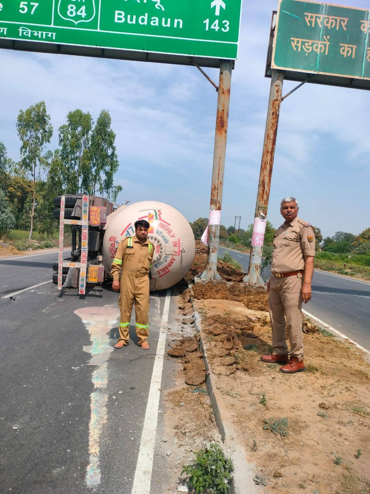 भारौल बाईपास पर पलटा एलपीजी कैप्सूल टैंकर , चालक घायल