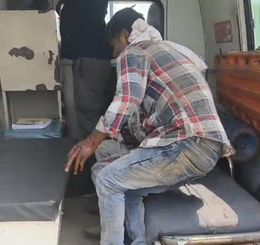 अनियंत्रित होकर डिवाइडर से टकराई बाइक, दो घायल