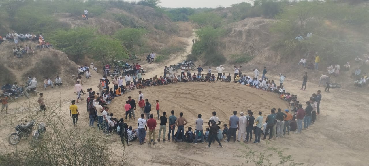 सिद्ध बाबा मंदिर पर एक दिवसीय मेले के दौरान हुआ कुश्ती का मुकाबला