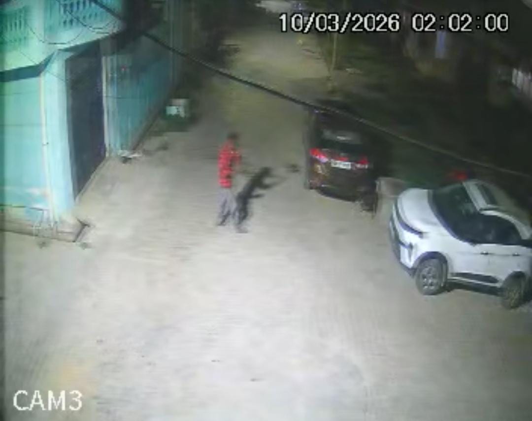 टूंडला के ब्रिज विहार कॉलोनी में सरिया लेकर घूमता दिखा अज्ञात युवक