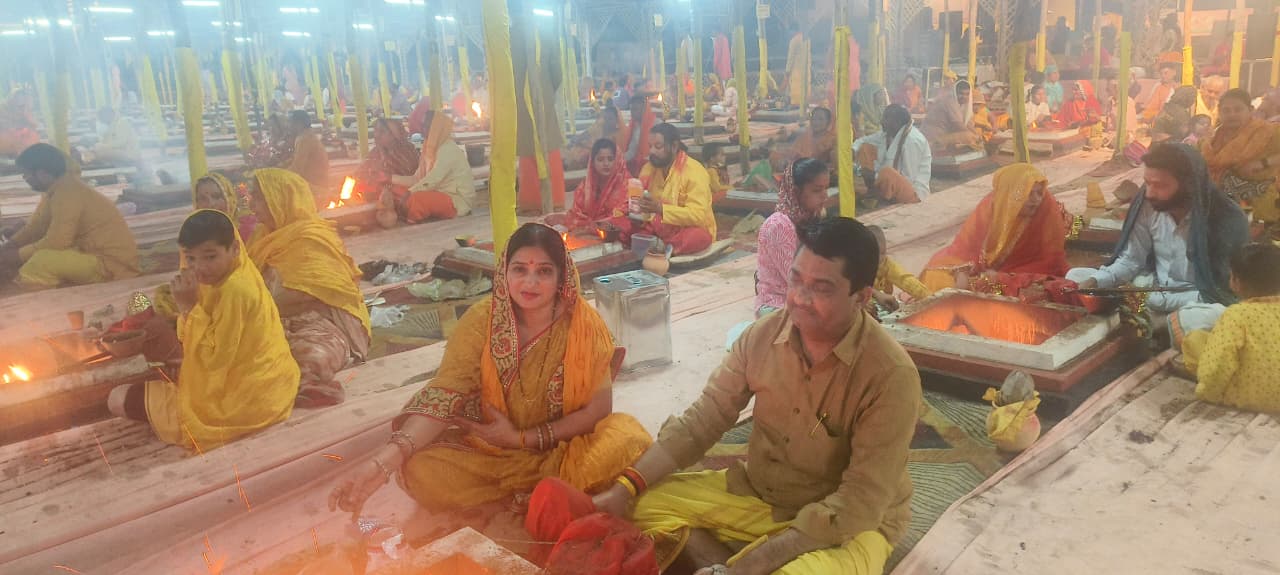 मृत्यंजय मां पीतांबरा महायज्ञ में पत्नी संग एडीओ जितेंद्र यादव ने की पूजा अर्चना 