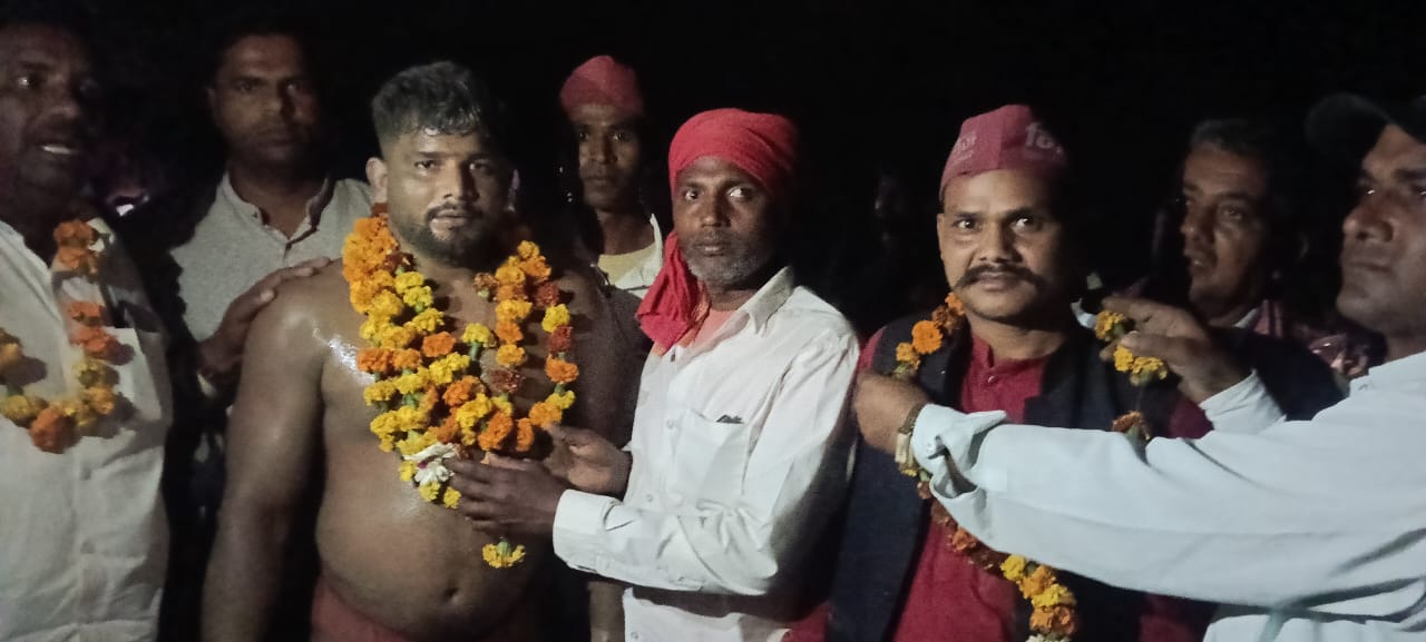 सिद्ध बाबा मंदिर के दंगल में राहुल पहलवान ने जीता 11 हजार का इनाम